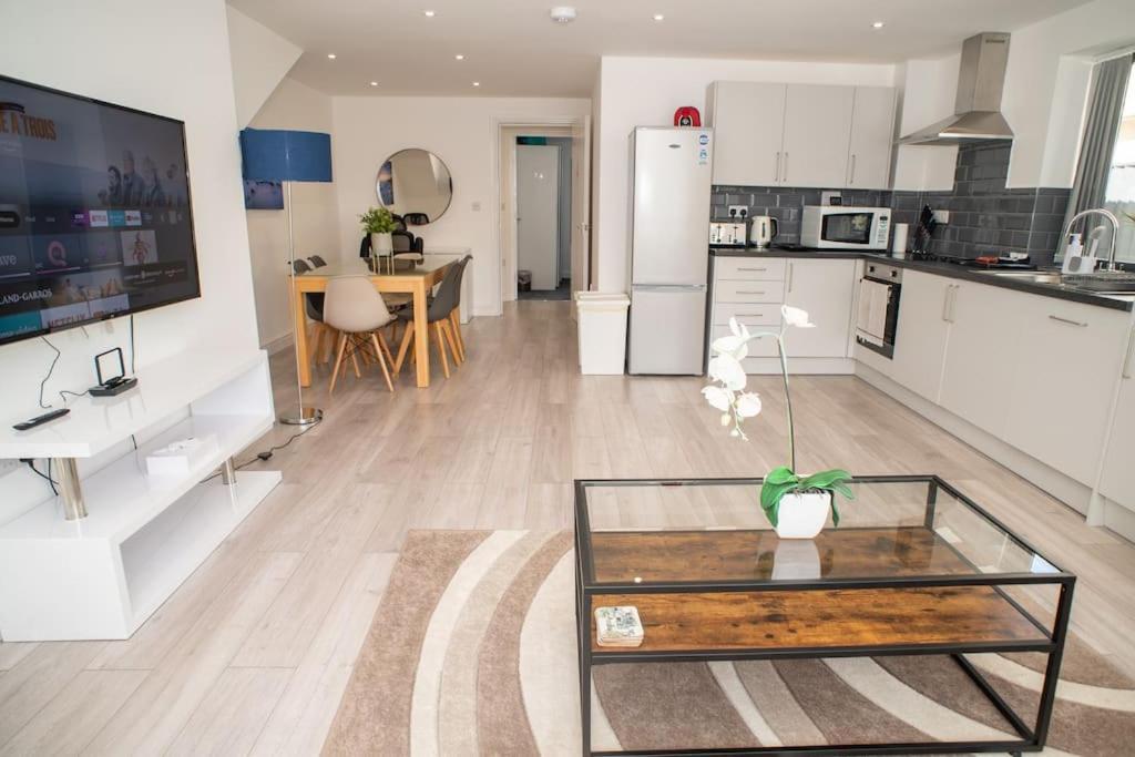 Maisy Lodge - Two Bed Lux Flat - Parking, Netflix, Wifi - Close To Blenheim Palace & Oxford - F2 Kidlington Dış mekan fotoğraf