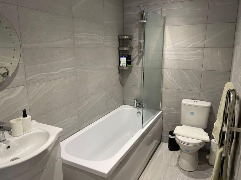 Maisy Lodge - Two Bed Lux Flat - Parking, Netflix, Wifi - Close To Blenheim Palace & Oxford - F2 Kidlington Dış mekan fotoğraf